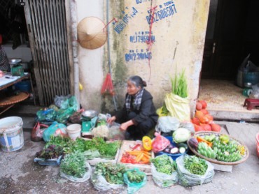 Mujer vendiendo hortalizas